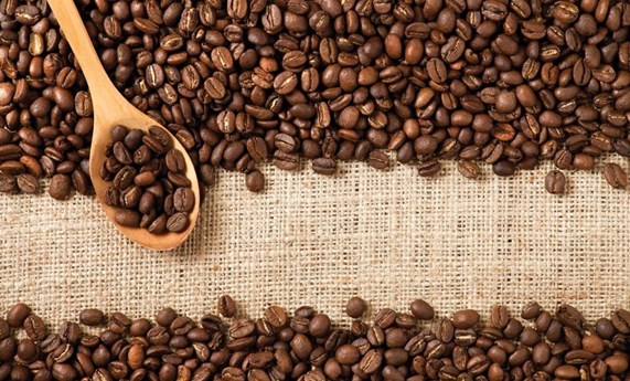 Asocian el consumo habitual de café con un menor riesgo de caídas en adultos mayores