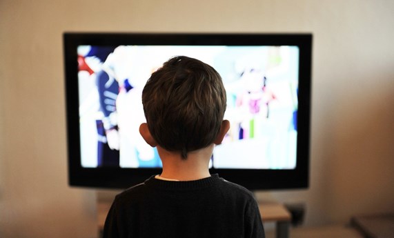 El consumo de televisión es el hábito de vida que más se relaciona con la obesidad infantil