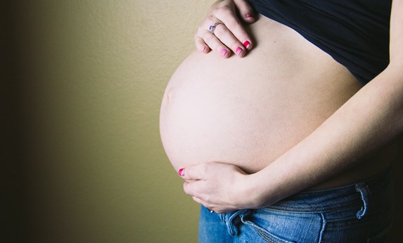 Embarazadas con COVID-19: menos probabilidades de mostrar síntomas, pero mayor riesgo de ingresar en cuidados intensivos