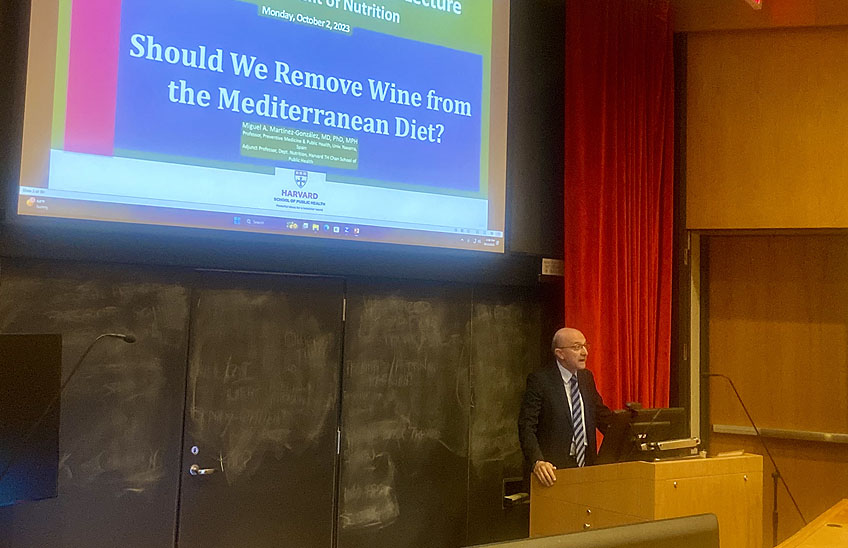 La dieta mediterránea podría perder entre un 12% y un 24% de su protección si se eliminara el consumo moderado de vino