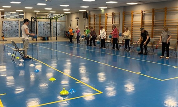 Un programa de ejercicio para mayores ahorra más de 1000 euros por persona al servicio sanitario Un programa de ejercicio para mayores ahorra más de 1000 euros por persona al servicio sanitario