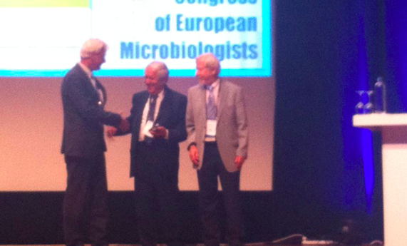 Fernando Baquero, distinguido con el Premio André Lwoff de la FEMS por su trayectoria en el campo de la microbiología