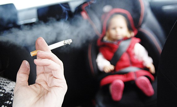 Los niños ‘tragan’ más humo desde que entró en vigor la Ley Antitabaco porque sus padres fuman más en casa