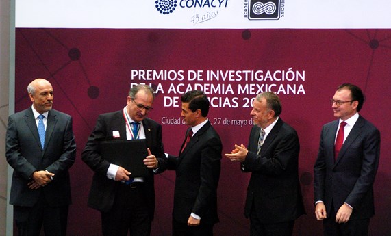 Andrés Moya, recibe el premio México de Ciencia y Tecnología 2015