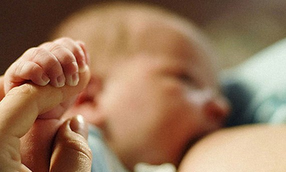 Alargar la lactancia favorece el desarrollo cognitivo del bebé y podría protegerle de rasgos autistas